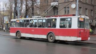 В Саратове из-за обрыва проводов более часа стоят троллейбусы