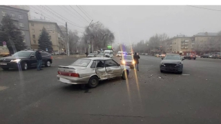 В Ленинском районе столкнулись "Мазда" и "15-я". Пострадали маленькие дети