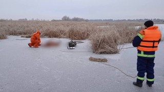 На льду около дач под Энгельсом нашли труп рыбака