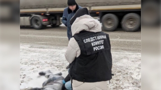 В Саратове прохожая нашла на обочине труп мужчины с пробитой головой