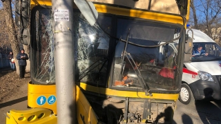 В Саратове 11-й автобус врезался в столб. Есть пострадавшие