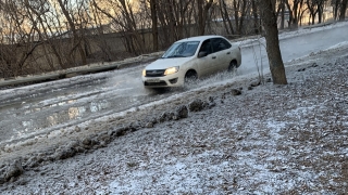 "Аттракцион выживания": в Ленинском районе улица превратилась в каток
