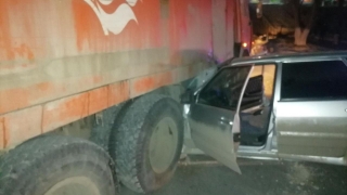 "Камаз" при развороте "подмял" под себя легковушку. Есть пострадавший