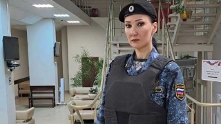 В Саратове пристав спасла упавшего около суда мужчину с приступом