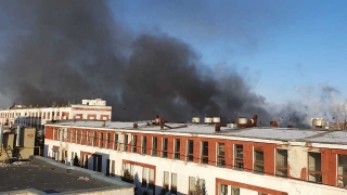 В Саратове горит цех бывшего завода