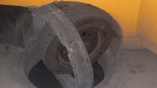 В центре Энгельса легковушка провалилась в открытый люк