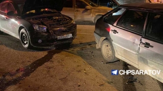 В Энгельсе столкнулись два авто. Пострадала 82-летняя пассажирка