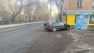 В Саратове "Мицубиси" вылетел на тротуар, сбил пешехода и автомат с водой