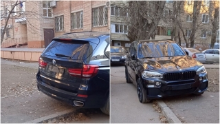 В Саратове водитель оставил BMW без номеров на тротуаре возле здания суда
