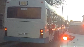 Очевидец: в центре Саратова автобус объезжал пробку по встречке
