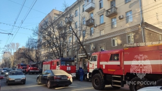 Пожарные тушили свадебный салон в центре Саратова