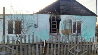 Ночью два пожарных расчета тушили саманный дом