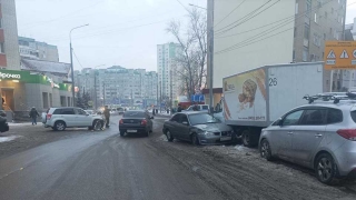 Тройное ДТП в Энгельсе: после столкновения иномарка въехала под грузовик