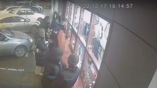 В Энгельсе мужчина избил стоявших у бистро подростков. Его ищет полиция