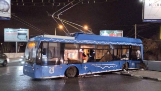 У моста через Волгу троллейбус с пассажирами врезался в бетонное ограждение