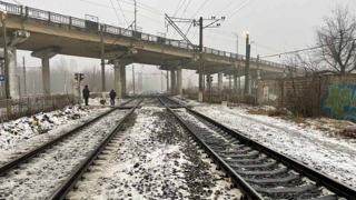 В Саратове пенсионерка шла через пути на "красный". Машинист экстренно тормозил