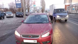 В Саратове сбили двух пожилых пешеходов. Один скончался