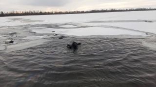 На Волге водитель снегохода провалился под лед и погиб
