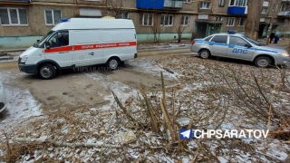 В Саратове "скорая" сбила во дворе пожилую женщину. Она скончалась