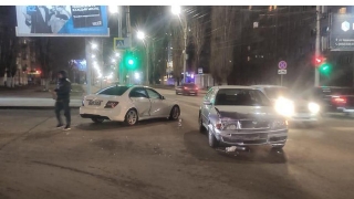 На перекрестке 20-летний водитель "Мерседеса" въехал в "Шкоду"
