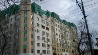 В центре Саратова при падении с девятиэтажного дома погиб мужчина