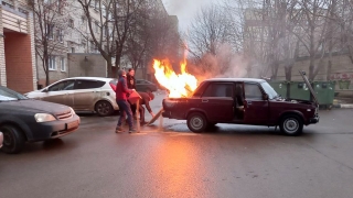 Пожарные пришли на помощь хозяевам "семерки" на Соколовой
