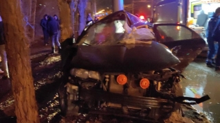 Ехавшая по ночному Энгельсу "KIA" врезалась в столб. Два человека погибли