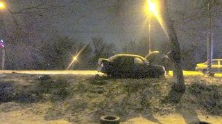 В Энгельсе "Приора" влетела в столб. Пострадали парень и девочка-подросток