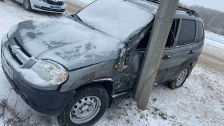 "Шевроле Нива" врезалась в столб. Пассажирке понадобилась помощь медиков