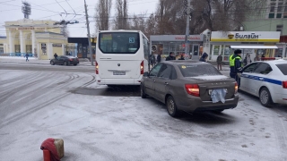На Привокзальной площади неудачно встретились маршрутка и "Гранта"