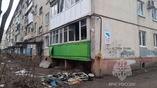 В Энгельсе за два часа до полуночи пожарные спасли женщину из горевшей квартиры