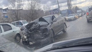 В Энгельсе две иномарки не поделили дорогу. Одна вылетела на тротуар