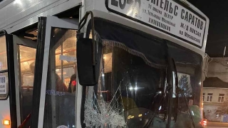 Перед мостом Саратов - Энгельс столкнулись 284-й и "Датсун"