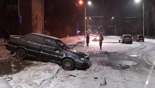 На заснеженной балаковской дороге столкнулись два авто. Есть пострадавшие