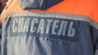 Спасатели пришли на помощь замерзавшим мужчинам в сломанной "Тойоте"