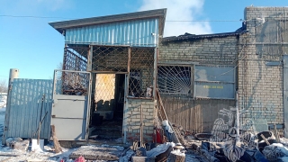 На окраине Аткарска сгорел склад с дровами и лузгой подсолнечника