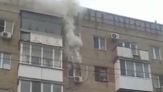 В центре Саратова горит квартира в пятиэтажке
