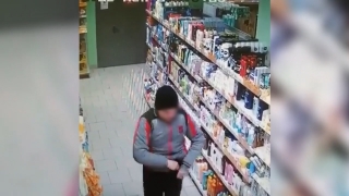 Парень пришел в магазин и вынес в штанах шампуни и гель. Видео