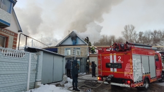 На Рабочей горят два частных дома и гараж