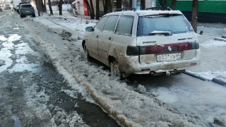 Из-за коммунальной аварии саратовская улица покрылась ледяными торосами