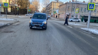 За день в Саратове двух женщин сбили на пешеходных переходах