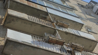 При падении из окна пятиэтажки погибла молодая женщина