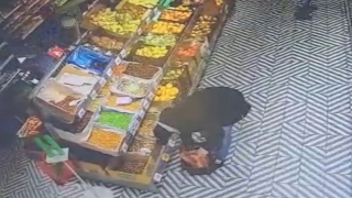 В Саратове вор незаметно вынес из магазина 10 банок с печенью трески