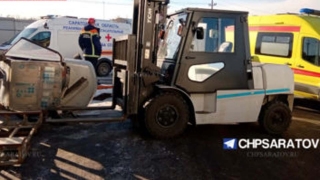 В Ленинском районе серьезно пострадал водитель опрокинувшегося погрузчика