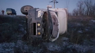 Молодой водитель опрокинул "Газель" в кювет и попал в больницу