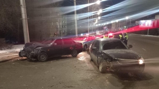 В Заводском районе на пустой улице не разъехались две "Приоры"