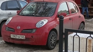 Очевидец: автохам перегородил вход в аллею у саратовского ТЦ