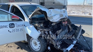 Таксист попал в больницу после столкновения с погрузчиком