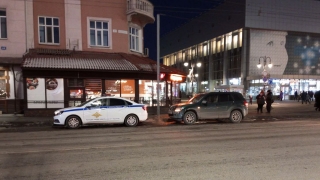 На перекрестке в центре Саратова иномарка сбила женщину