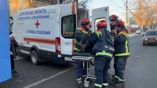 В Саратове мужчину зажало двумя столкнувшимися троллейбусами